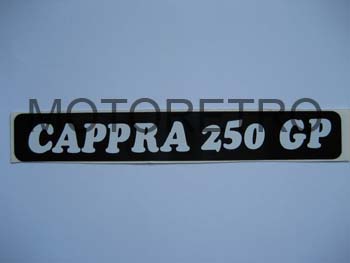 MO105B (leyenda Cappra 250GP (102x15), blanco sobre fondo negro)